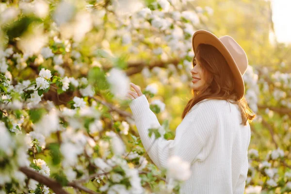 Portret Pięknej Kobiety Jabłkowym Sadzie Kwitnący Wiosenny Ogród — Zdjęcie stockowe