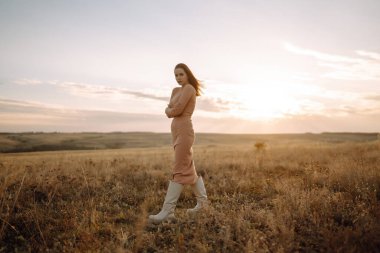 Doğanın tadını çıkaran şık bir kadın. Doğa, moda, tatil ve yaşam tarzı.