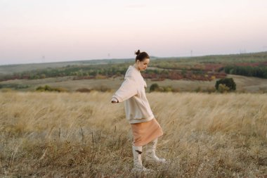 Doğanın tadını çıkaran şık bir kadın. Doğa, moda, tatil ve yaşam tarzı.