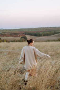 Doğanın tadını çıkaran şık bir kadın. Doğa, moda, tatil ve yaşam tarzı.