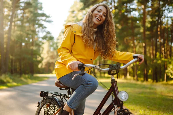 Bisiklet Parkında Sarı Ceketli Genç Bir Kadın Etkin Gün — Stok fotoğraf