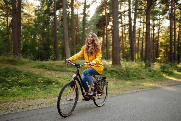 Mujer Joven Abrigo Amarillo Montar Bicicleta Parque Día Activo — Foto de Stock