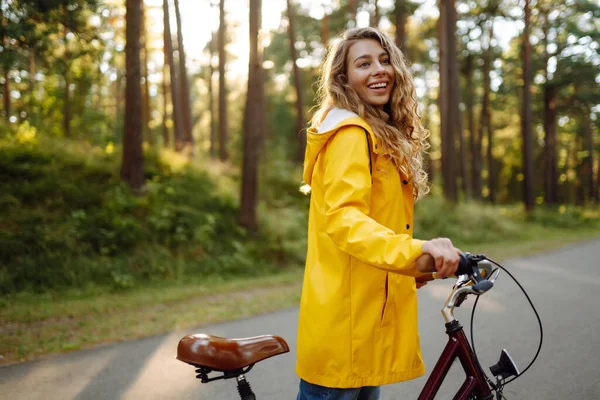 Jovem Mulher Casaco Amarelo Andando Bicicleta Parque Dia Ativo — Fotografia de Stock