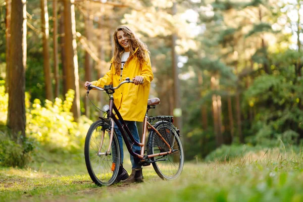 Mujer Joven Abrigo Amarillo Montar Bicicleta Parque Día Activo — Foto de Stock