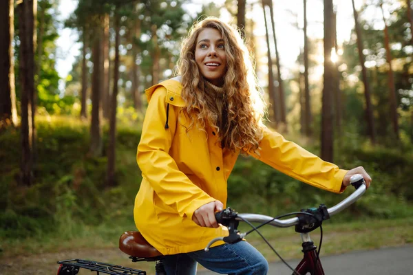 Молода Жінка Жовтому Пальто Їде Велосипедному Парку Активний День — стокове фото