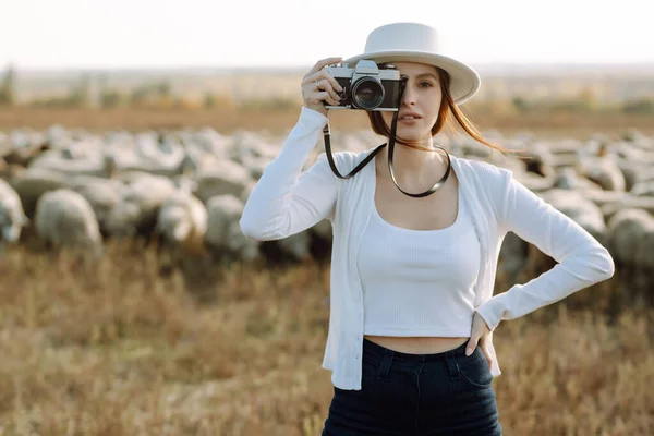 Young Woman Camera Front Herd Sheep Nature Fashion Vacation Lifestyle — Stock Photo, Image