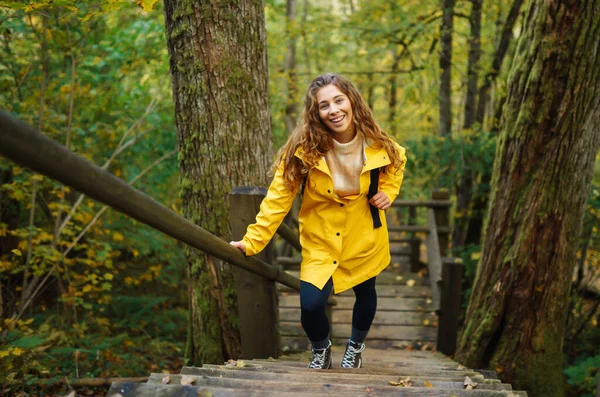 Portrait Young Woman Walking Forest Travelling Lifestyle Adventure — Stock Photo, Image