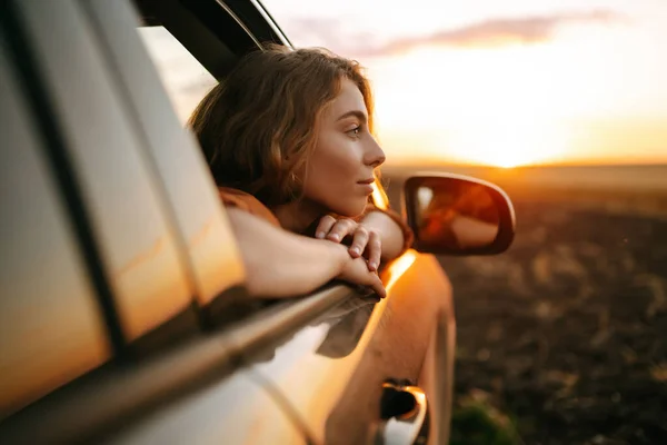 Счастливая Женщина Вытягивает Руки Торча Окна Машины Путешествия Туризм Природа — стоковое фото