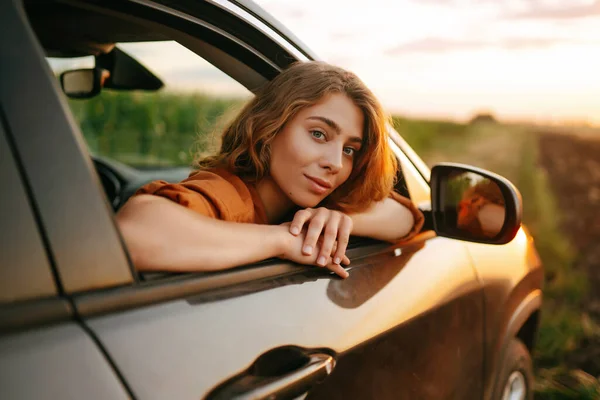 Happy Woman Outstretches Her Arms While Sticking Out Car Window — Stock Photo, Image