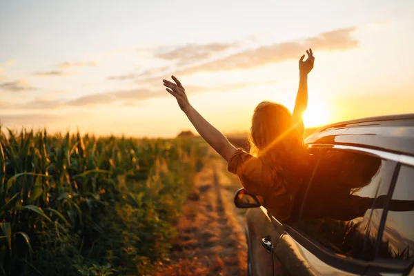 Щаслива Жінка Простягає Руки Приклеюючи Вікно Автомобіля Стиль Життя Подорожі — стокове фото