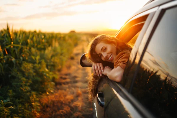 Mutlu Kadın Arabanın Camından Dışarı Sarkan Kollarını Uzatıyor Yaşam Tarzı — Stok fotoğraf