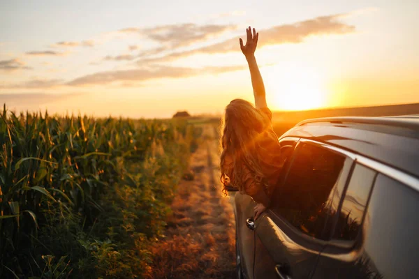 Mutlu Kadın Arabanın Camından Dışarı Sarkan Kollarını Uzatıyor Yaşam Tarzı — Stok fotoğraf