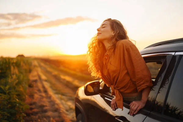 Щаслива Жінка Простягає Руки Приклеюючи Вікно Автомобіля Стиль Життя Подорожі — стокове фото