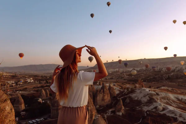 Young Woman Stands Mountain Flying Air Balloons Background Famous Tourist — 스톡 사진