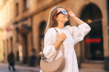 Genç ve güzel bir kadın bir İtalyan şehrinin sokaklarında yürüyor. Seyahat ve turizm kavramı.