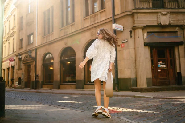 Egy Fiatal Gyönyörű Sétál Egy Olasz Város Utcáin Utazási Turisztikai — Stock Fotó
