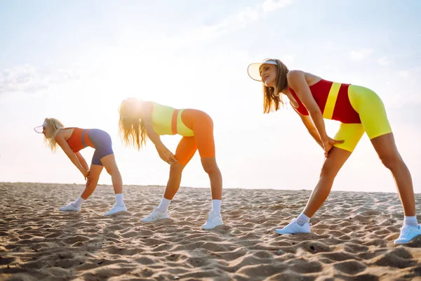 Три Девушки Танцовщица Танцующая Ярких Купальниках Пляже Спорт Фитнес Активная — стоковое фото