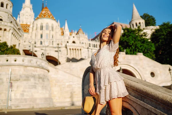 Joven Mujer Bonita Retrato Moda Aire Libre Concepto Viajes Turismo — Foto de Stock