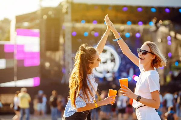Δύο Νεαρές Γυναίκες Μπύρα Στο Μουσικό Φεστιβάλ Beach Party Καλοκαιρινές — Φωτογραφία Αρχείου