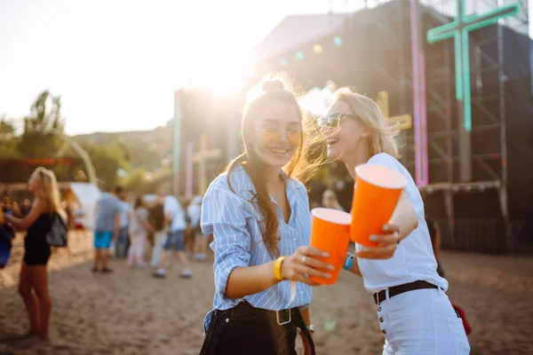 Duas Jovens Com Cerveja Festival Música Festa Praia Férias Verão — Fotografia de Stock