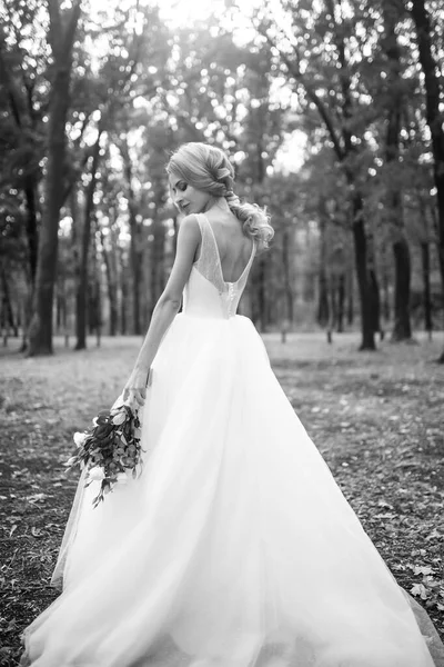 Ασπρόμαυρη Φωτογραφία Της Όμορφης Νύφης Ένα Λευκό Φόρεμα Για Μια — Φωτογραφία Αρχείου
