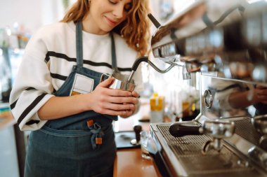 Kahve makinesinde kahve yapan bayan barista. İş ve hizmet kavramı. Paket yemek..