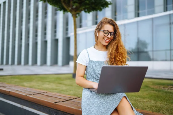 Jonge Vrouw Met Laptop Buiten Onderwijs Online Freelancer Bedrijf Winkelen — Stockfoto