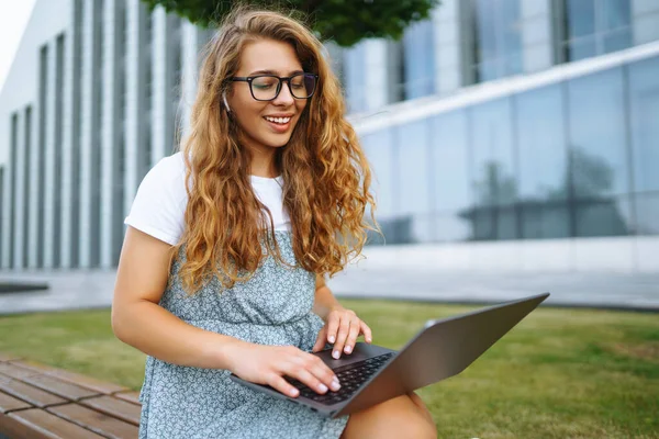 Jovem Com Laptop Livre Educação Online Freelancer Negócios Compras Blogs — Fotografia de Stock