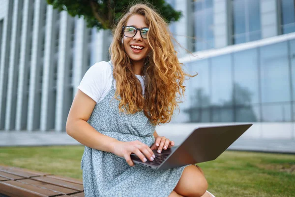 Young Woman Laptop Outdoor Education Online Freelancer Business Shopping Blogging — Stock Photo, Image