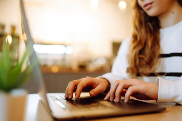 Vrouwelijke Handen Werken Aan Een Laptop Close Bedrijfsconcept Technologie Internet — Stockfoto