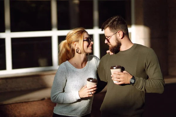 Pareja Joven Divirtiéndose Hablando Tomando Café Usando Teléfono Mientras Camina — Foto de Stock