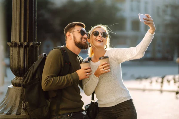 Casal Jovem Divertindo Conversando Bebendo Café Usando Telefone Enquanto Caminha — Fotografia de Stock