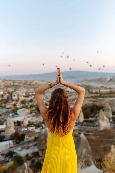 Sárga Ruhás Fiatal Napkeltekor Hőlégballonokat Néz Cappadociában Törökországban — Stock Fotó