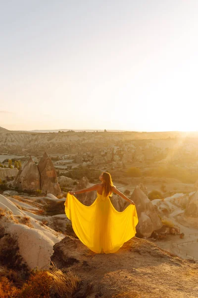 Jovem Mulher Vestido Amarelo Durante Nascer Sol Assistindo Balões Quente — Fotografia de Stock