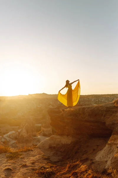 Jovem Mulher Vestido Amarelo Durante Nascer Sol Assistindo Balões Quente — Fotografia de Stock