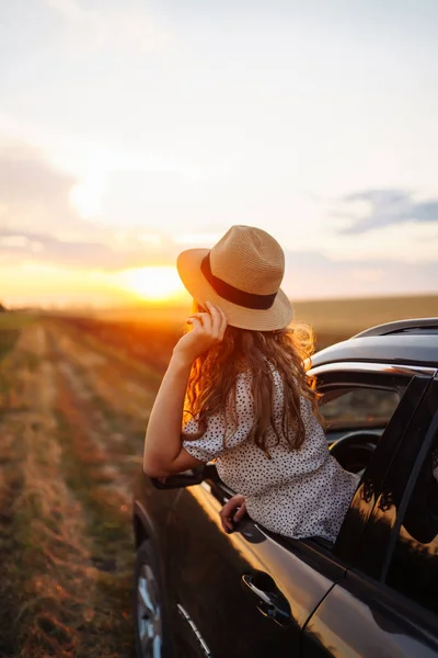 Yaz Tatili Seyahatinde Arabasının Camından Sarkan Rahat Mutlu Kadın Yaşam — Stok fotoğraf