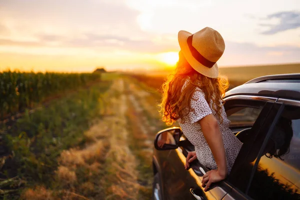 Relajada Mujer Feliz Vacaciones Viaje Verano Por Carretera Inclinándose Por — Foto de Stock