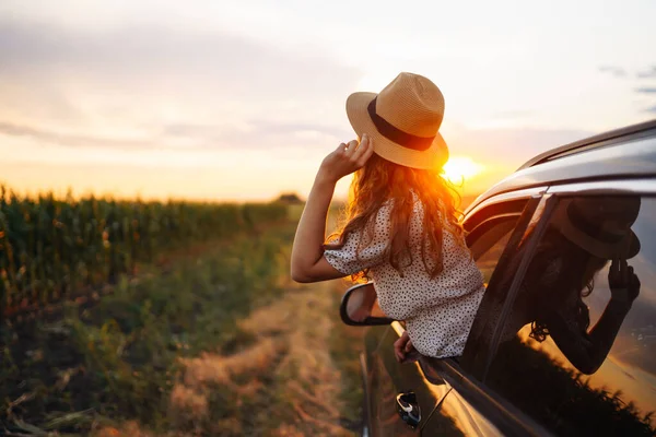 Розслаблена Щаслива Жінка Літній Подорожі Подорожі Відпустку Витягнута Вікна Автомобіля — стокове фото