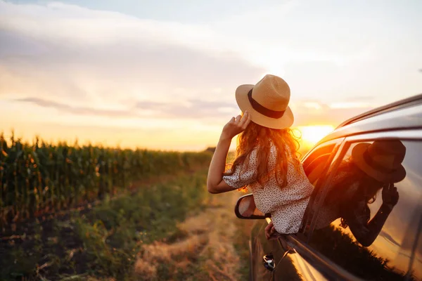放宽心的快乐女人在暑假外出旅行时靠着车窗 Lifestyle Travel Tourism Nature Active Life — 图库照片