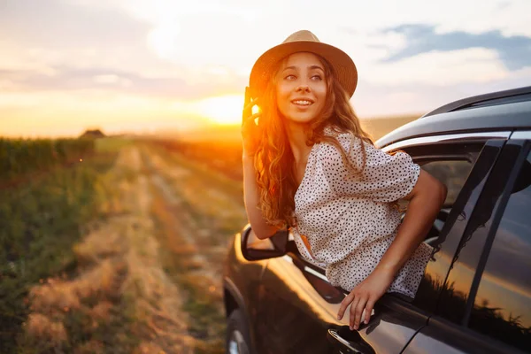 Relajada Mujer Feliz Vacaciones Viaje Verano Por Carretera Inclinándose Por —  Fotos de Stock