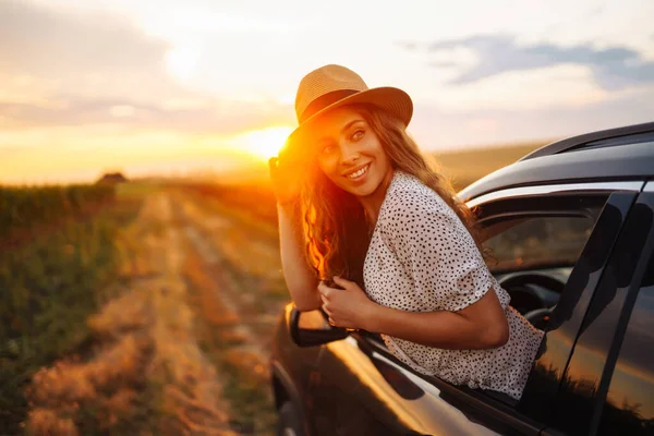 Расслабленная Счастливая Женщина Летнюю Поездку Путешествия Отпуск Высунув Окно Автомобиля — стоковое фото