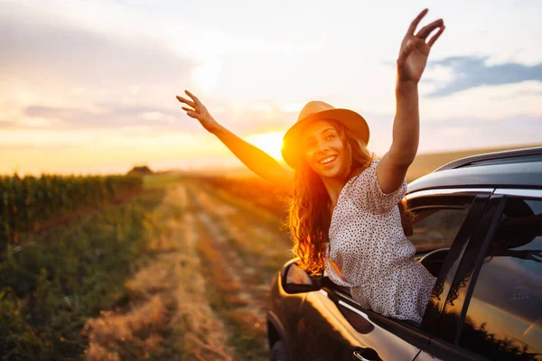 Nyugodt Boldog Nyári Utazás Utazás Nyaralás Hajolt Autó Ablakán Életmód — Stock Fotó