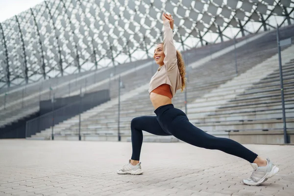 Αθλητική Γυναίκα Στα Αθλητικά Κάνει Ασκήσεις Εξωτερικούς Χώρους Νεαρή Γυναίκα — Φωτογραφία Αρχείου