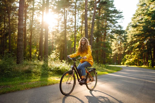 Joven Mujer Feliz Abrigo Amarillo Monta Una Bicicleta Parque Soleado — Foto de Stock