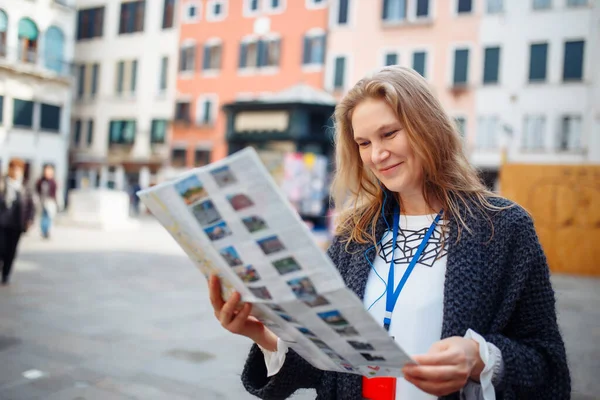 Ώριμη Γυναίκα Χάρτη Στη Βενετία Ιταλία Όμορφη Γυναίκα Που Διασκεδάζει — Φωτογραφία Αρχείου
