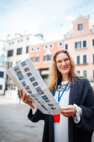 Ώριμη Γυναίκα Χάρτη Στη Βενετία Ιταλία Όμορφη Γυναίκα Που Διασκεδάζει — Φωτογραφία Αρχείου