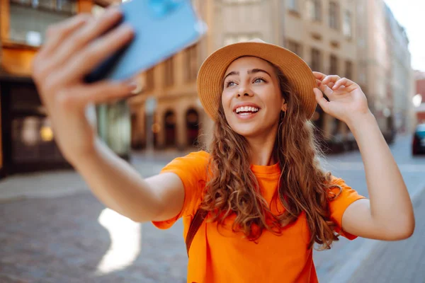 Mulher Feliz Segurando Celular Leva Selfie Usando Câmera Smartphone Turista — Fotografia de Stock