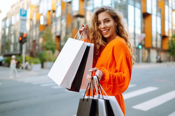Lycklig Kvinna Med Shoppingväskor Går Solig Gata Begreppet Livsstil Köp — Stockfoto