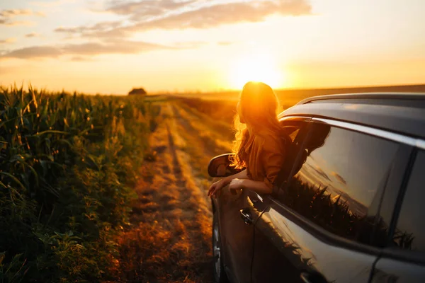 Genç Mutlu Kadın Arabanın Camından Sarkıyor Günbatımının Tadını Çıkarıyor Aktif — Stok fotoğraf