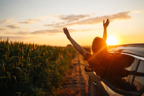 Genç Mutlu Kadın Arabanın Camından Sarkıyor Günbatımının Tadını Çıkarıyor Aktif — Stok fotoğraf